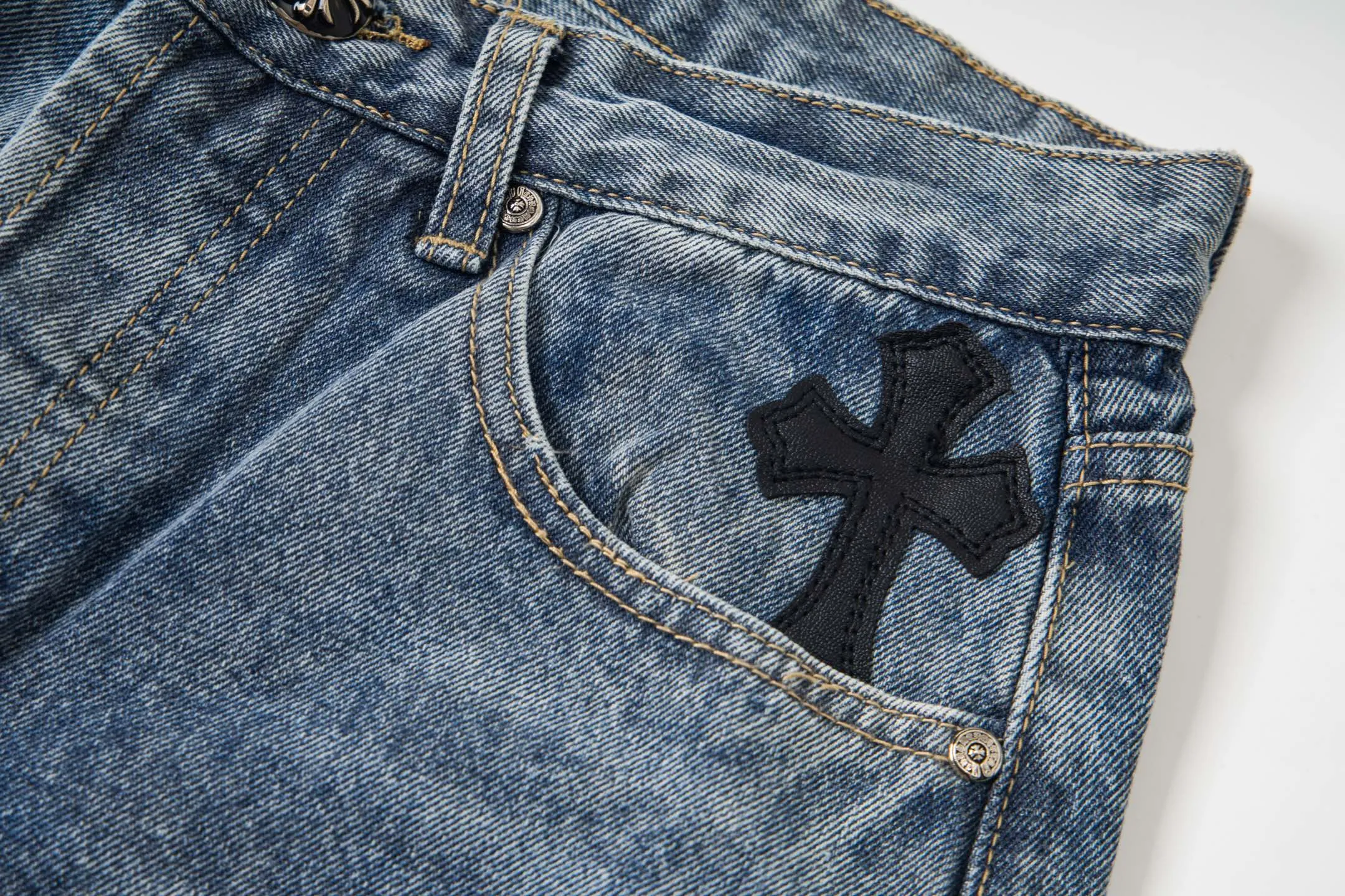 P270 Chrome Hearts Gallery 2025 new limited edition black large cross flared jeans are a hot item this season and are sought after by countless celebrities and fashionistas. The neat details of the cutting process add color to the playful fashion! The neat and meticulous design, and the well-fitting structure is unique. The upper body not only has outstanding recognition, but also looks younger and younger. A style with the ultimate wearing meaning and performance, gorgeous color matching, and the craftsmanship of this style is also extremely extraordinary. After the finished product is washed, it is disassembled and hand-made with sheepskin cross leather and then spliced ​​together to complete. The whole piece has too many craftsmanship to describe. It is decorated with patchwork cross flowers and high-waisted washed jeans! ! Absolutely high-end luxury product, a god-level single product, a super popular product, made by top heavy industry, a magic weapon that cannot be missed to hit the streets. Style number: 1845 Size: 28 30 32 34 36 Color: blue